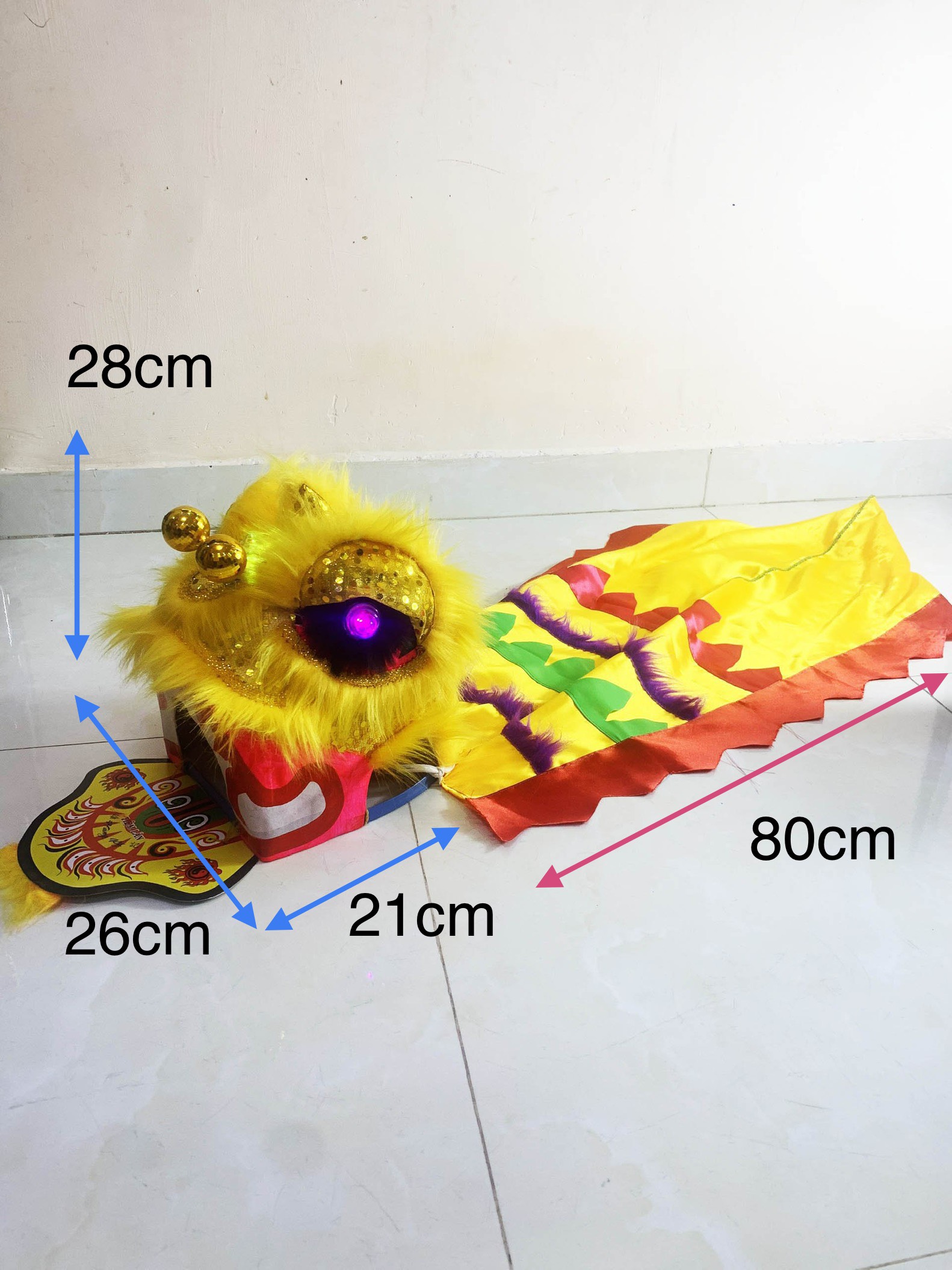 Đầu lân, sư tử, có đèn cử động chơp mắt rất đẹp, trông lân bằng da, đầu ông địa