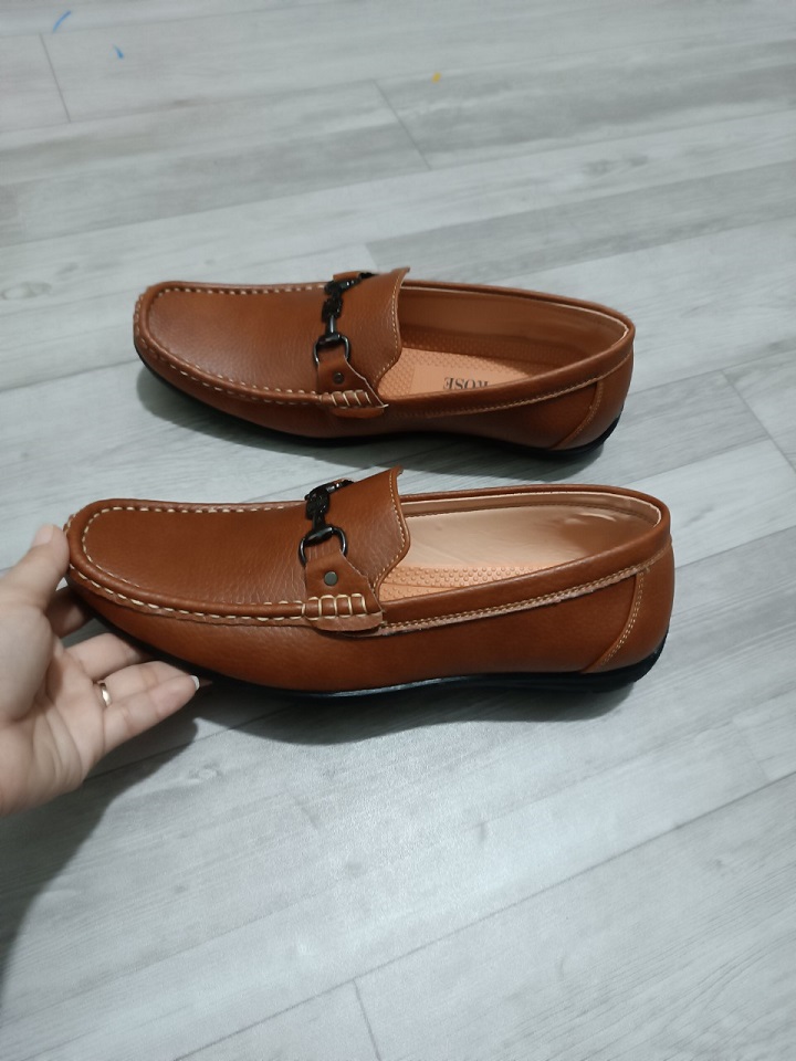 Giày lười nam màu nâu với khóa ngang siêu đẹp, kiểu dáng dễ phối đồ, lót massge chân