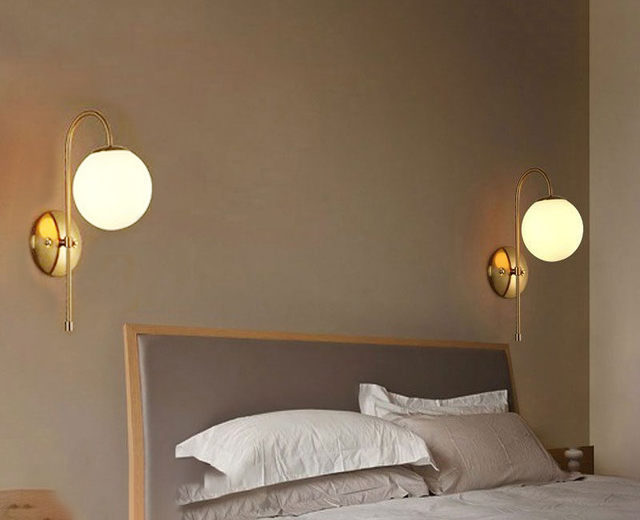 Đèn gắn tường trang trí hiện đại cao cấp thân vàng treo quả cầu VK11