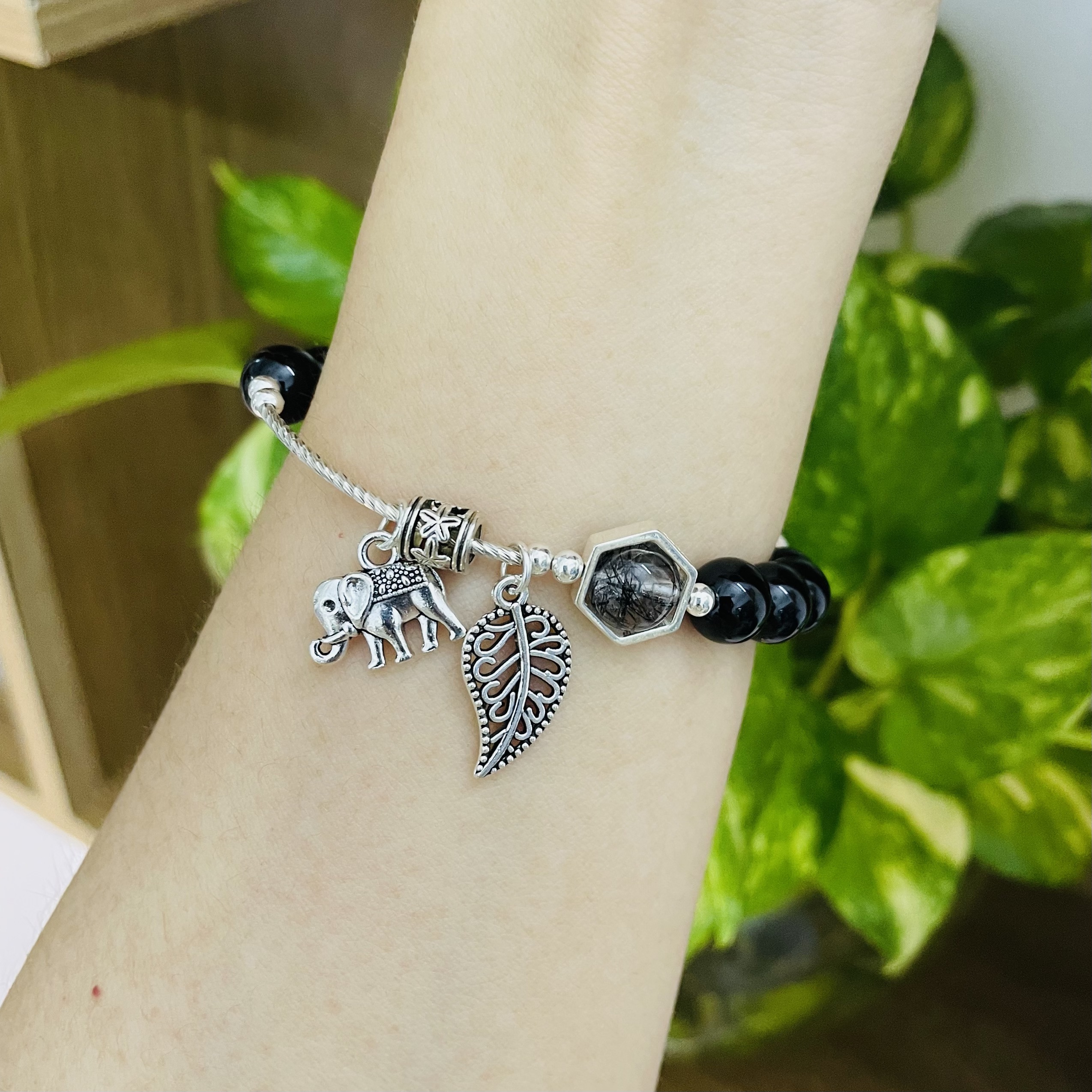Vòng tay mã não phối charm bạc cao cấp