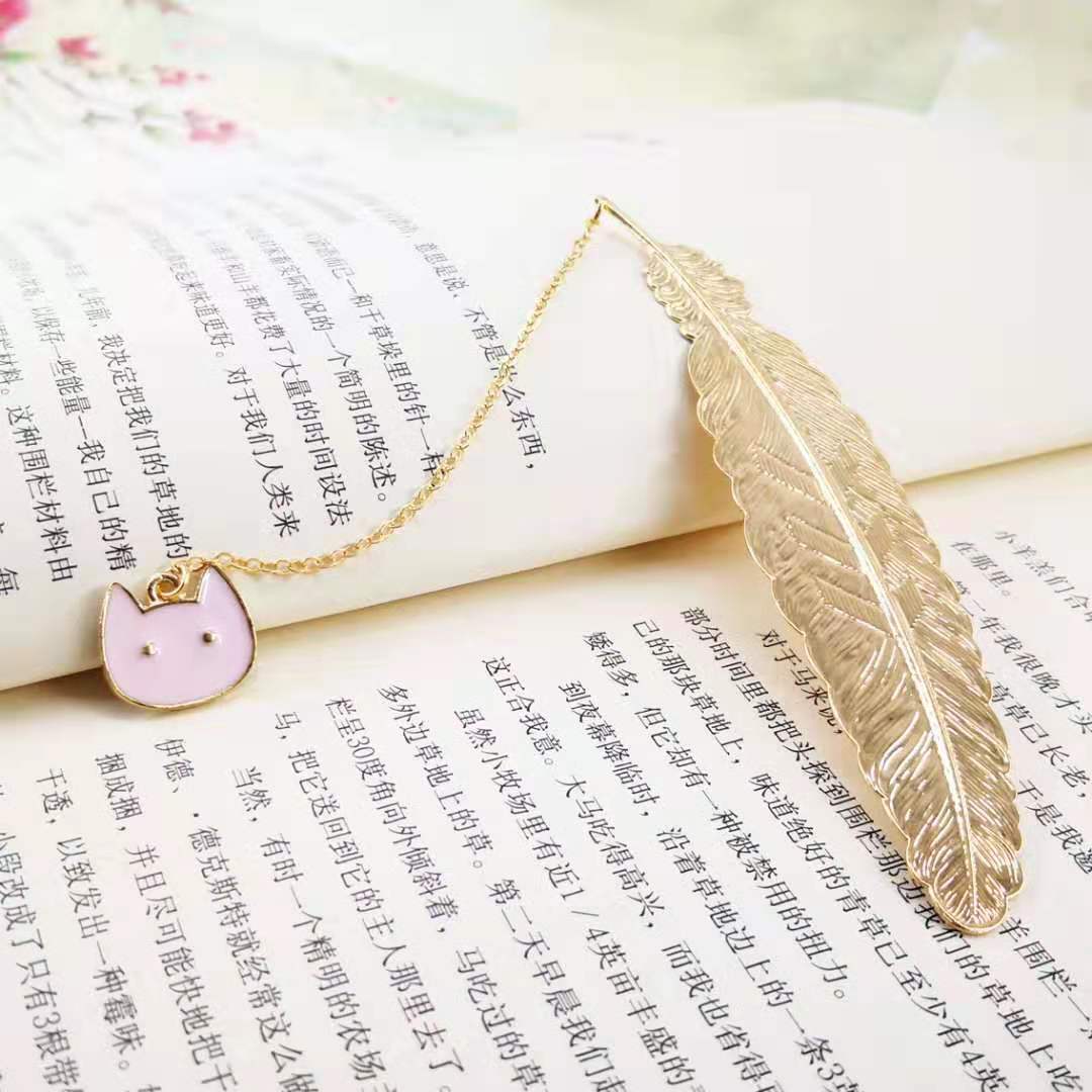 Bookmark Kim Loại Đánh Dấu Sách Hình Lông Vũ Dây Treo - Mèo Hồng