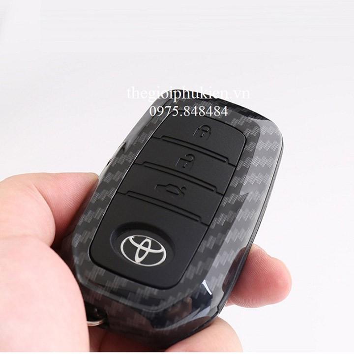 Ốp bọc chìa khóa xe Toyota Fortuner 2017-2019 vân Carbon kèm móc đeo INOX