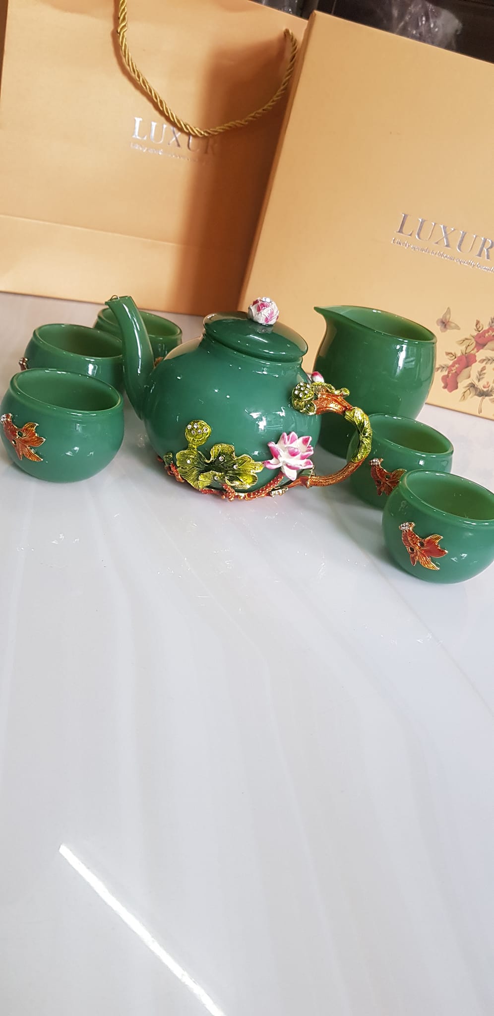 Bộ Bình Trà Chạm hoa kiểu rất đẹp đá mã não xanh ngọc tươi đậm đẹp anh chị để phòng khách, công ty, quà biếu tặng Sếp tặng tặng tân gia người thân ý nghĩa ạ