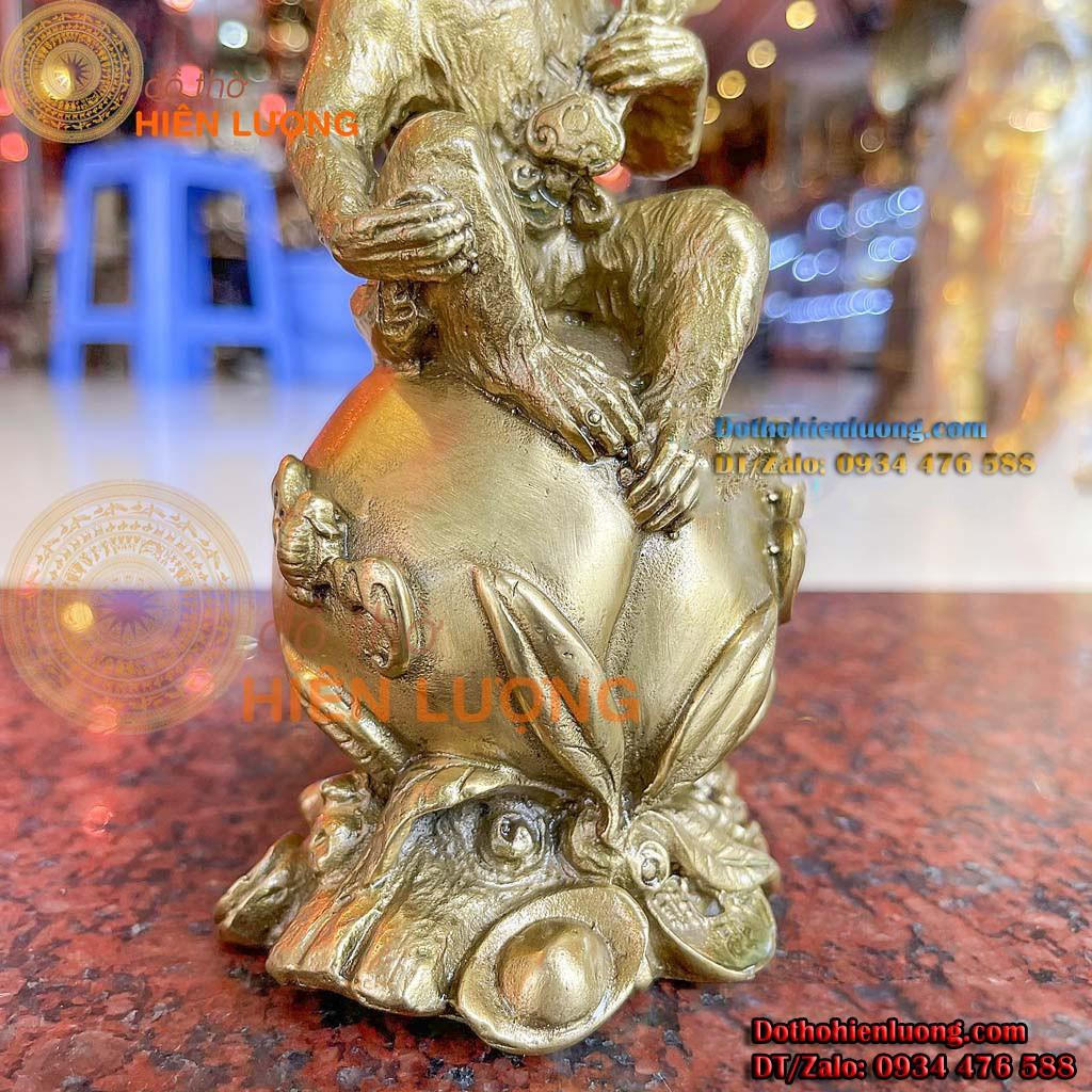 Tượng Khỉ Ngồi Trái Đào Ôm Gậy Như Ý Bằng Đồng Cao 16cm