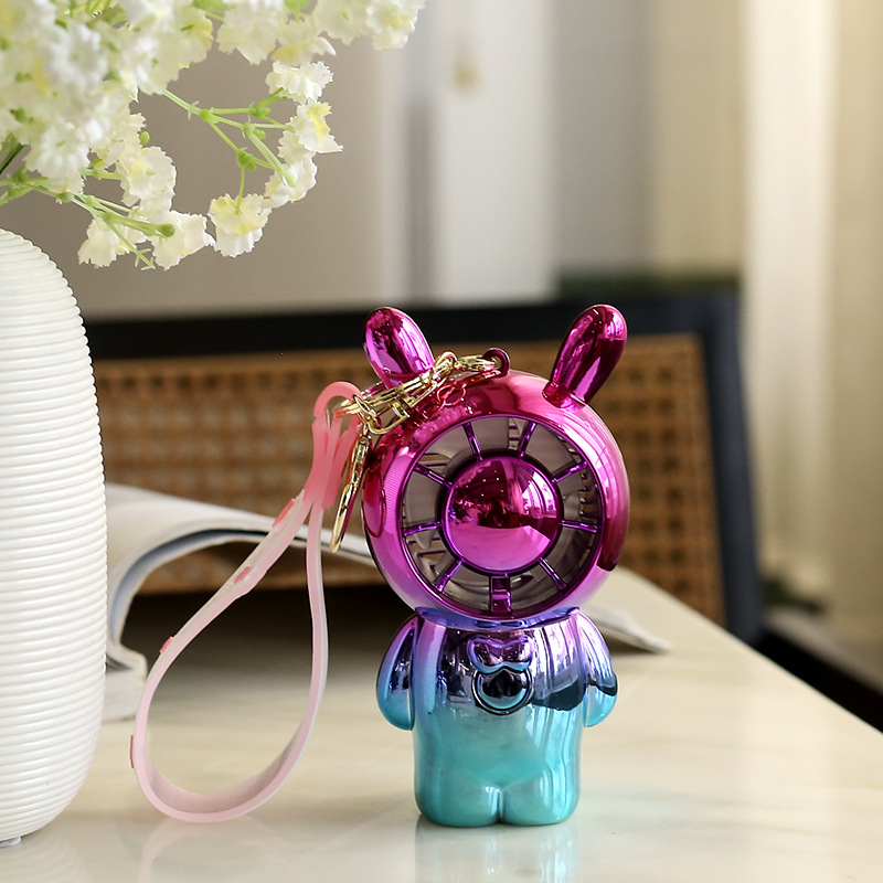 Quạt mini cầm tay kèm theo móc treo tiện lợi với thiết kế dễ thương nhỏ gọn có 2 mức độ gió siêu mát