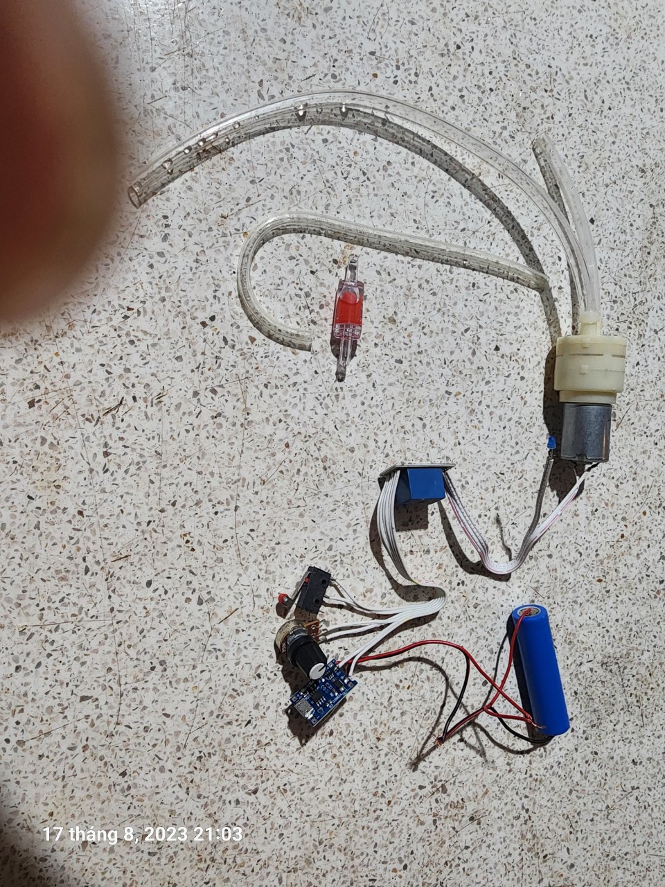 Bộ rót rượu tự động dùng pin ráp sẵn như hình