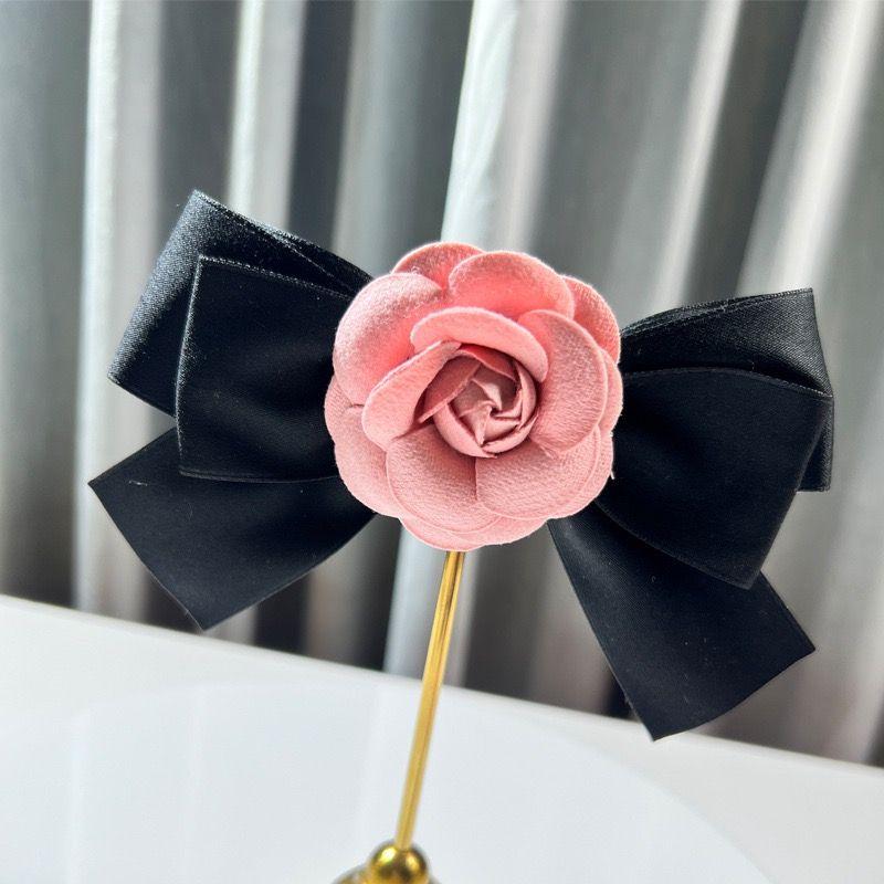 Hoa cài trang trí phối nơ zuy băng siêu đẹp, ảnh shop tự chụp