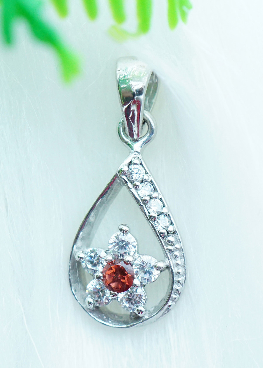 Mặt dây chuyền bạc 925 đính đá Garnet ngọc hồng lựu tự nhiên kiểu hoa MG11