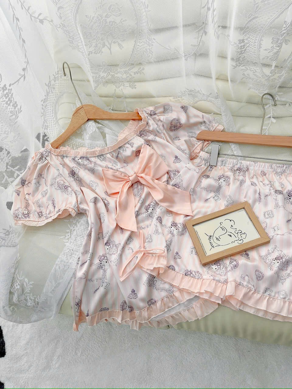 Bộ Đồ Ngủ Hello Kitty Lụa Quảng Châu Cao Cấp Nơ Bèo Tiểu Thư