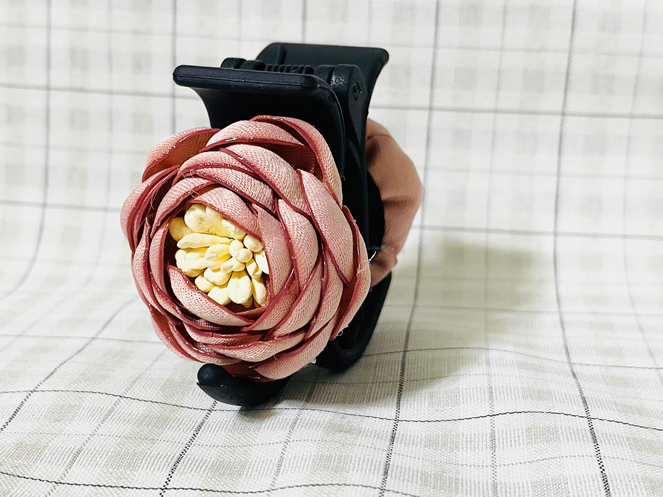 Kẹp tóc càng cua 3 răng đính hoa hồng vải màu xanh đậm kiểu Hàn Quốc