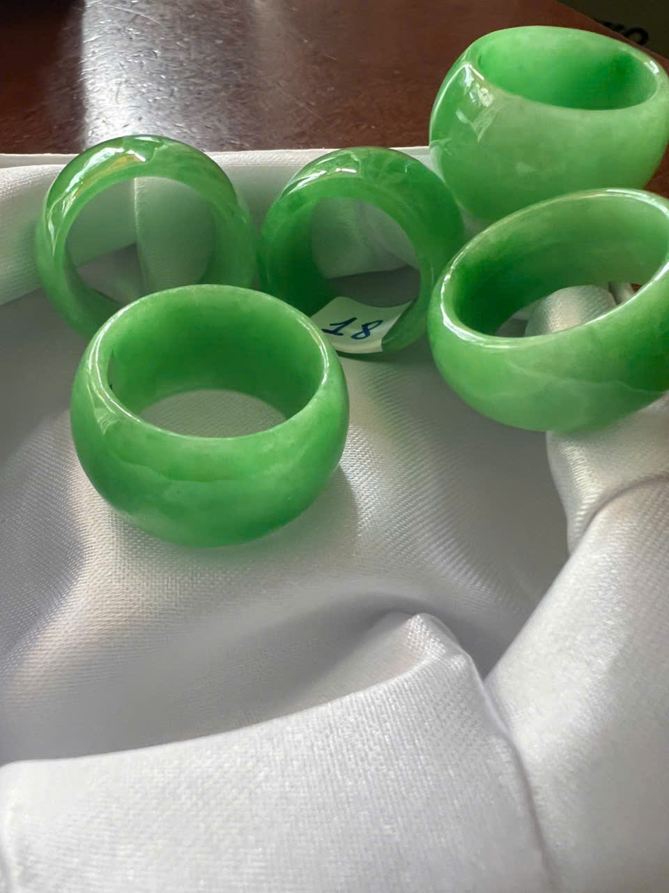Nhẫn Cẩm thạch Xanh Ngọc Tươi sáng đẹp Ni 18mm cao 13mm / 14mm dầy 4mm Nam Nữ mệnh mộc mệnh hỏa mệnh Thủy đeo nhẫn ni 18mm ạ