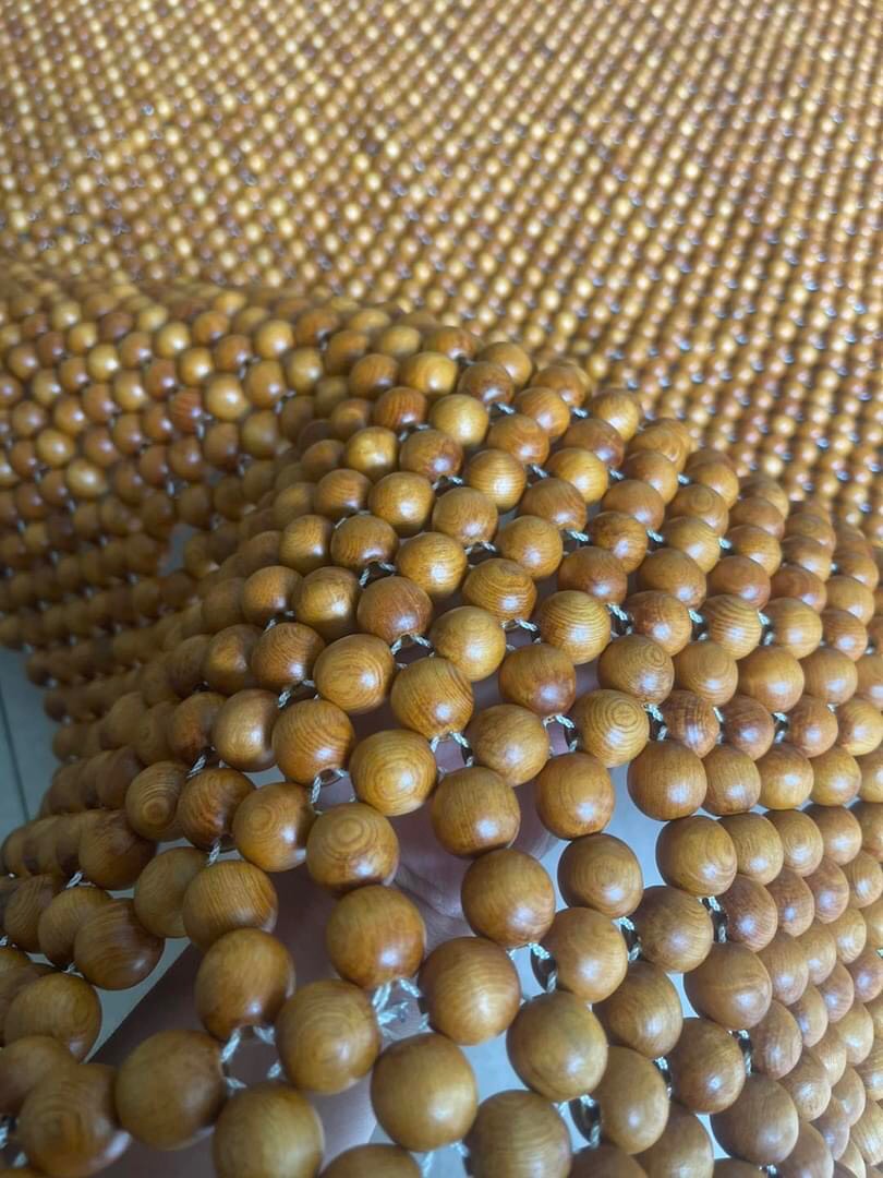 Đệm Lót Khoác Vai Ghế Xe Ô Tô Hạt Gỗ Pơ Mu Cao Cấp Hạt 1.8cm ( hình thật )