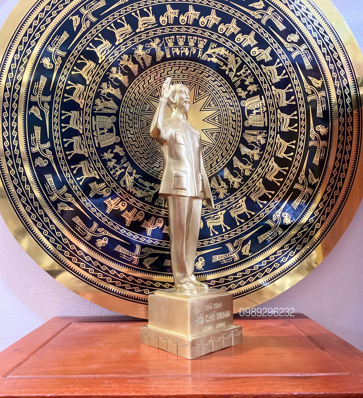 Tượng Bác Hồ đứng vẫy tay chào bằng đồng vàng