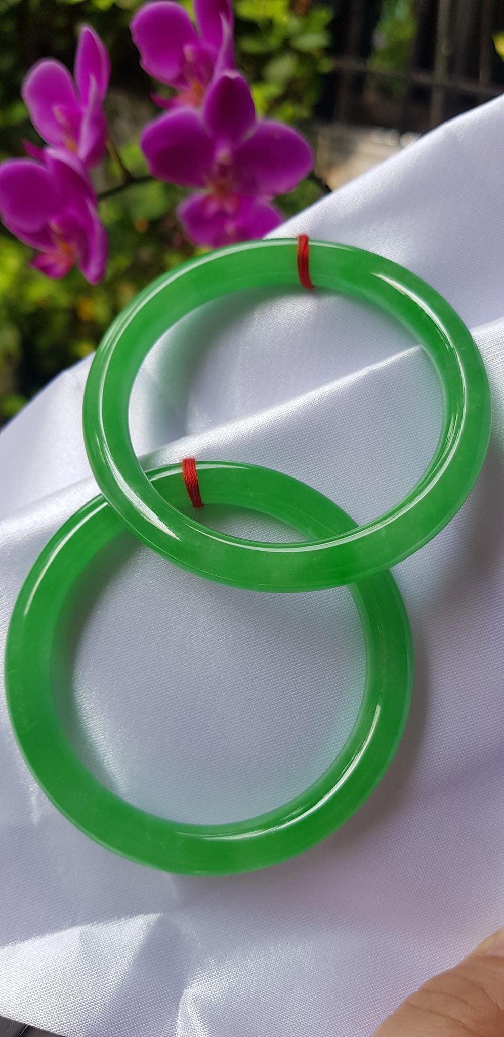 Vòng tay nữ đá cẩm thạch tự nhiên Ngọc Lý Đẹp 54mm x cọng 8mm Màu Xanh Lý tươi sáng bóng mượt đẹp Nữ 53kg - 60kg đeo Vòng hợp nữ mệnh Mộc mệnh Hỏa mệnh Thủy ạ