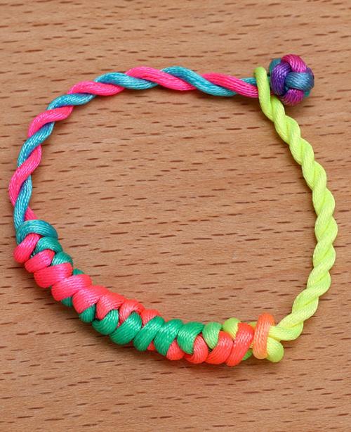 Vòng chỉ đỏ Tây Tạng may mắn tết chỉ nhiều mầu 1 khoảng giữa