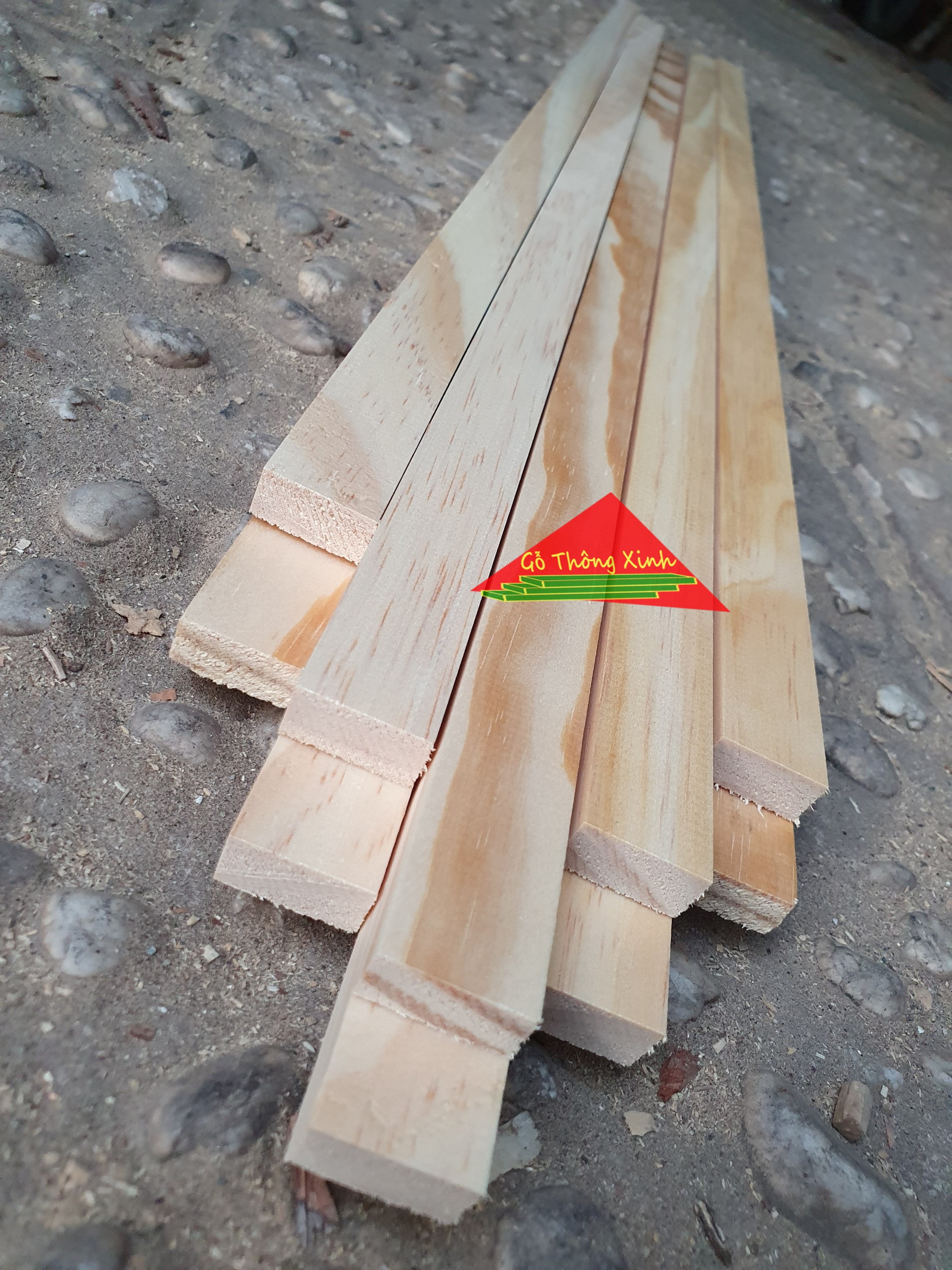 Thanh gỗ thông dài 1m2,rộng 2cm đã bào láng 4 mặt dùng làm nẹp,khung viền,đóng kệ,trang trí nhà cửa,DIY