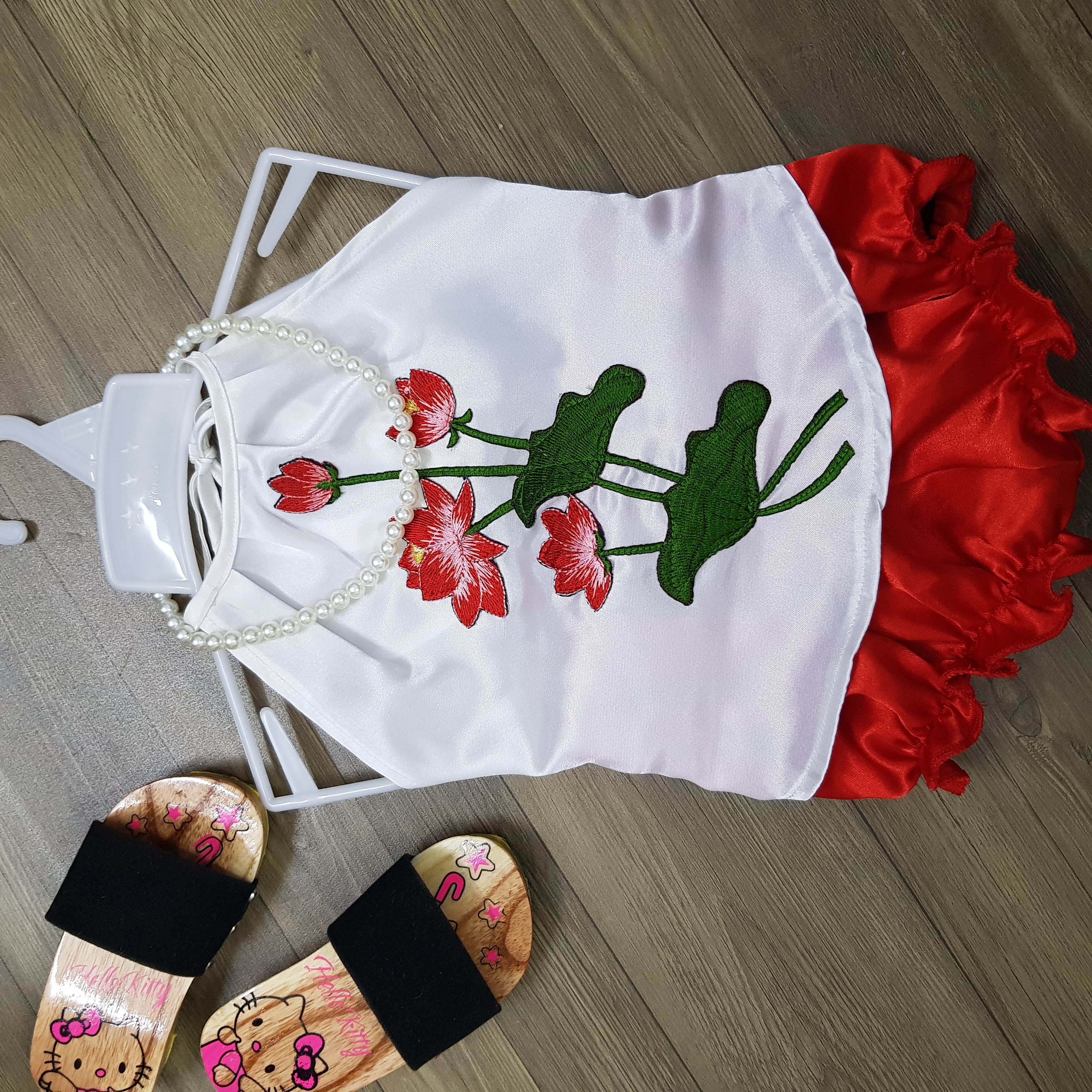 Bộ Áo Yếm Trắng Lụa Hoa Thêu
