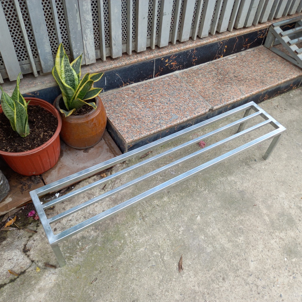 Kệ sắt đỡ chậu cây Dài 100cm, Rộng 20cm, Cao cm, hộp thép 20*20mm mạ kẽm, chân có nút nhựa chống trượt, dùng để kê đồ, kê chậu rau, kê chậu hoa