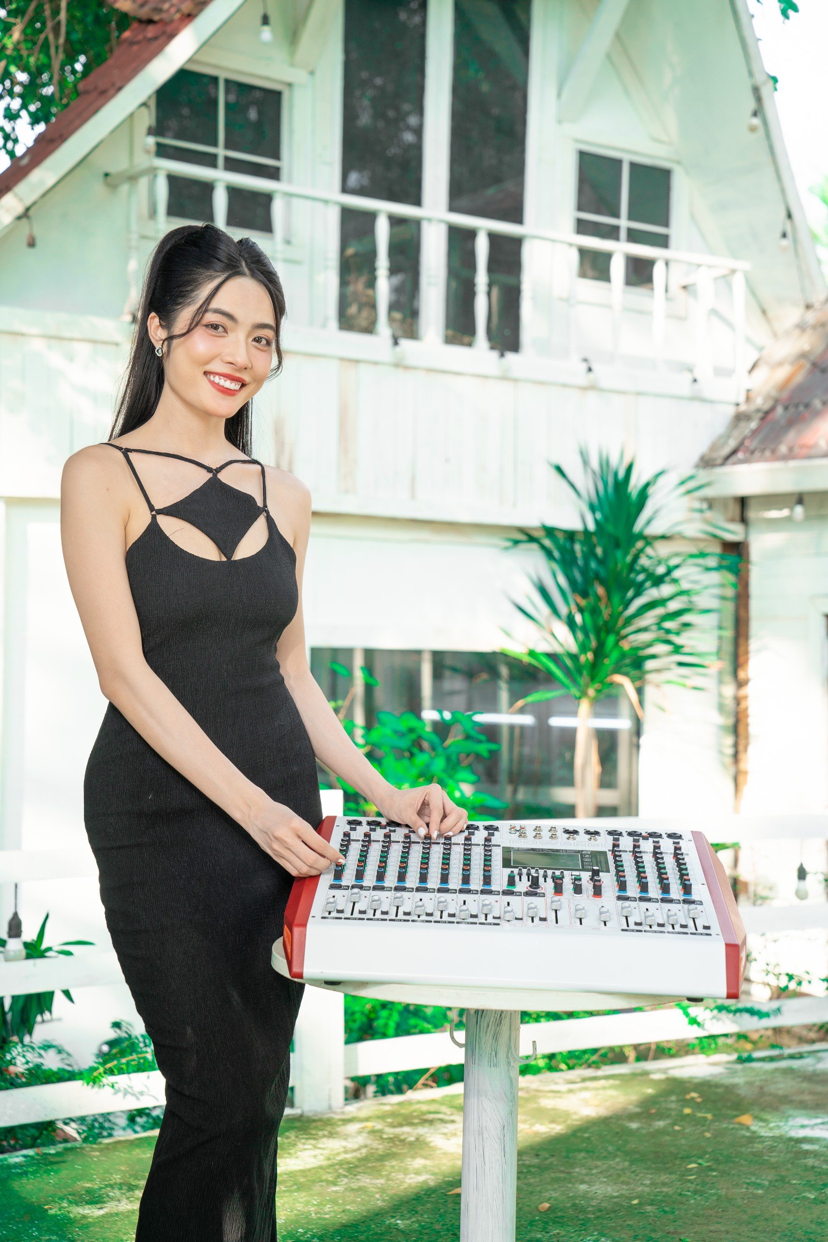 Mixer Cao Cấp Liên Công Suất MTMAX F25Pro 12 Đường Line Công Suất 950W + 950W 7 Band Equalizer Mượt Mà 99 Hiệu Ứng Chuyên Nghiệp DSP Bluetooth 5.0 Nguồn Điện Phantom + 48V Chất Lượng Cao  . Hàng chính hãng