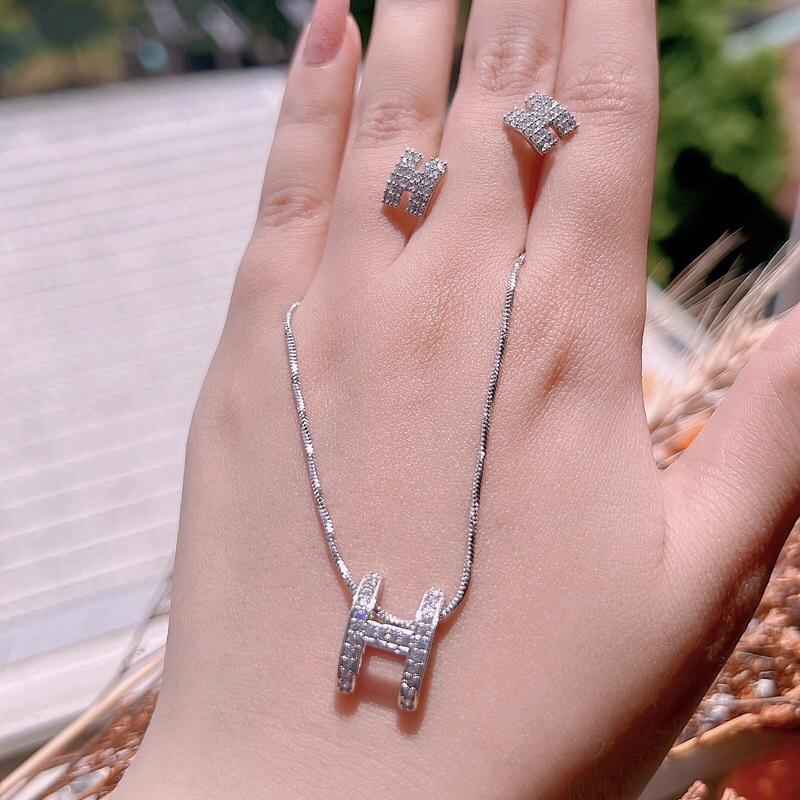 Set dây chuyền bông tai chữ H không đen không gỉ