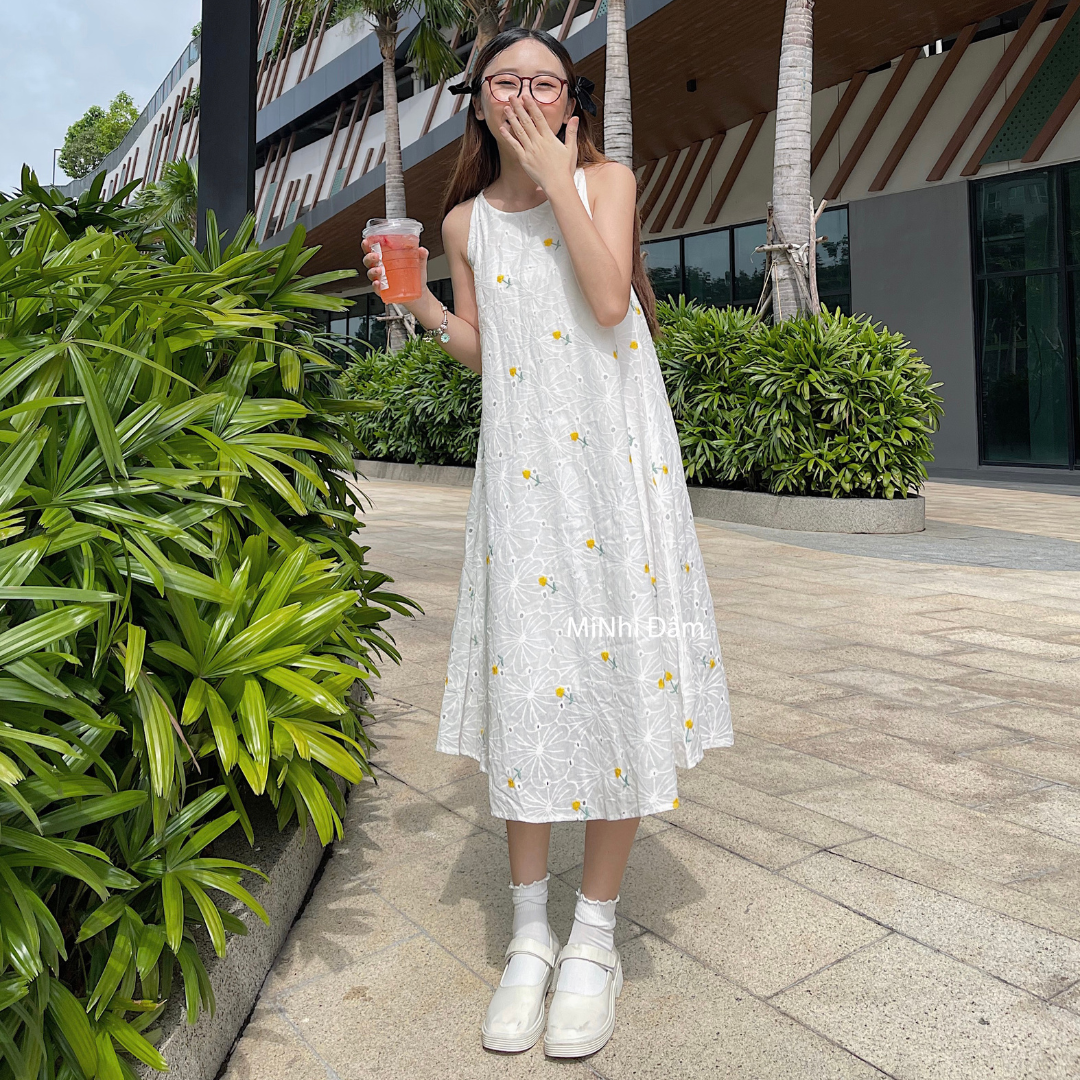 Đầm yếm dáng suông form rộng, Váy 2 dây màu trắng Cao Cấp kate thêu hoa nhí, sát nách cổ tròn MiNhi Đầm
