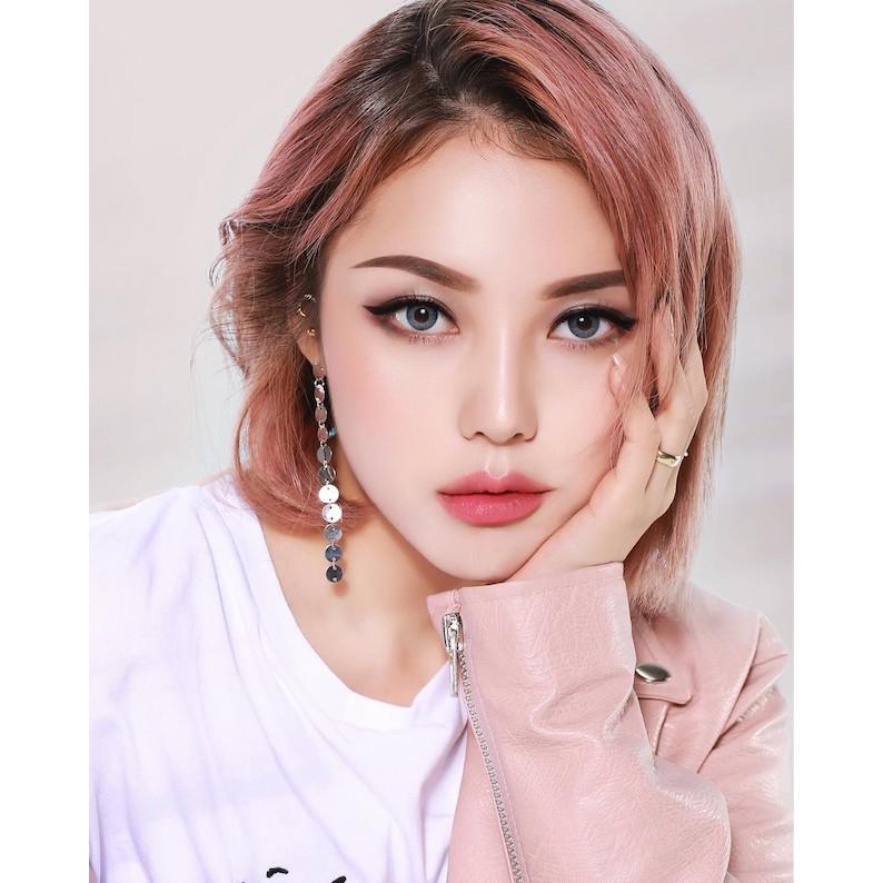 HÌNH CÔ GÁI DÁN SALON TÓC, TIỆM NAILS & PHUN XĂM THẨM MỸ_DECAL VIP