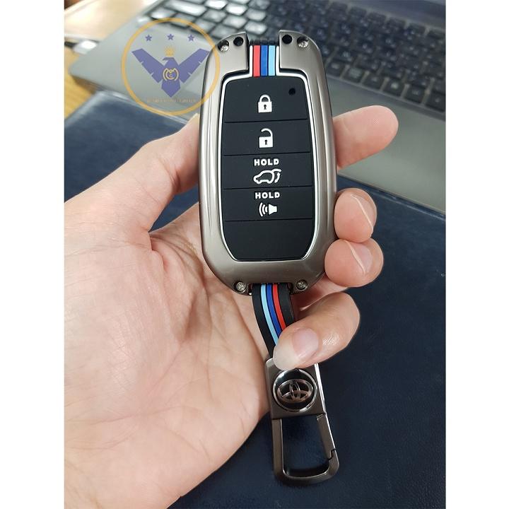 Ốp chìa khóa Titan xe Toyota Fortuner, Innova, Camry, Hilux 4 nút bấm - kèm móc khóa