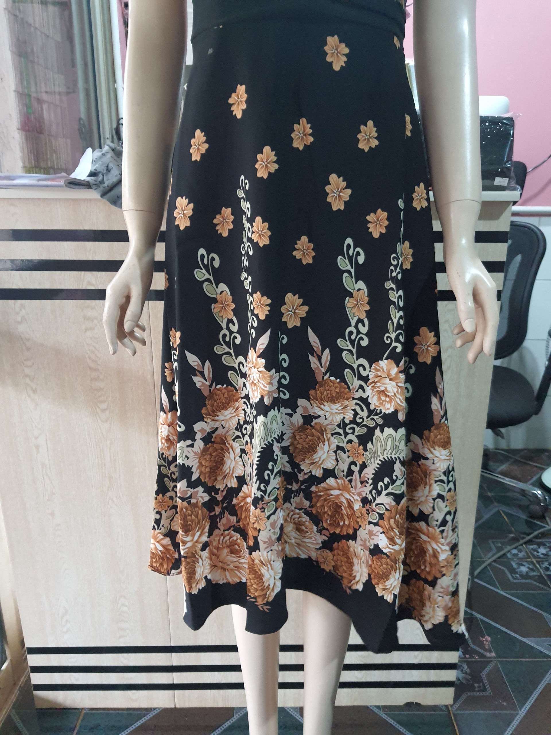 Đầm Xòe Hoa Trung Niên chất voan lót thun nhẹ nhàng,mềm mịn,thoáng mát. Đầm kiểu dáng đơn giản với thiết kế xòe form dài,in hoa nhẹ nhàng nữ tính.Đầm thích hợp cho các Cô,Chị đi làm công sở,đi chơi,đi tiệc(tùy theo kết hợp phụ kiện) nhé