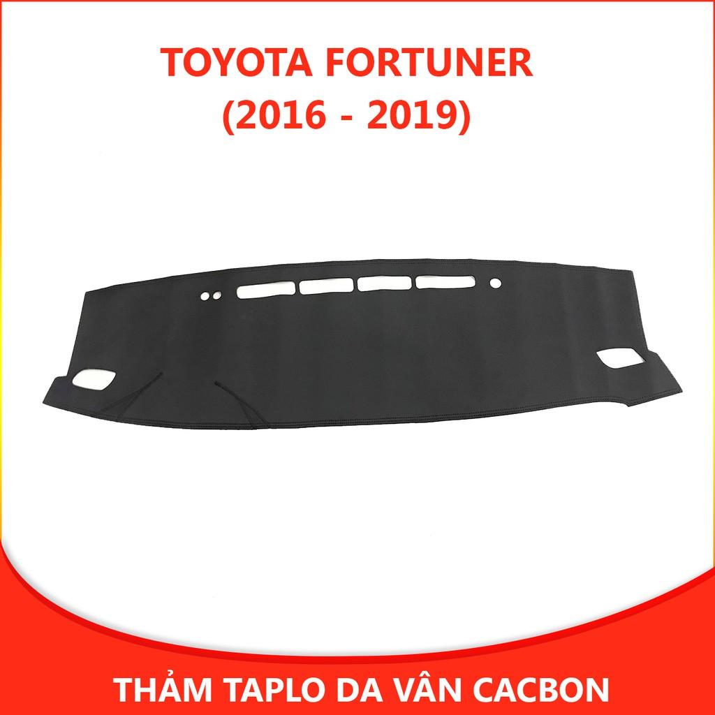 Thảm taplo ô tô Fortuner  loại da vân cacbon chống nắng, chống nứt vỡ taplo, thảm taplo Toyota Fortuner