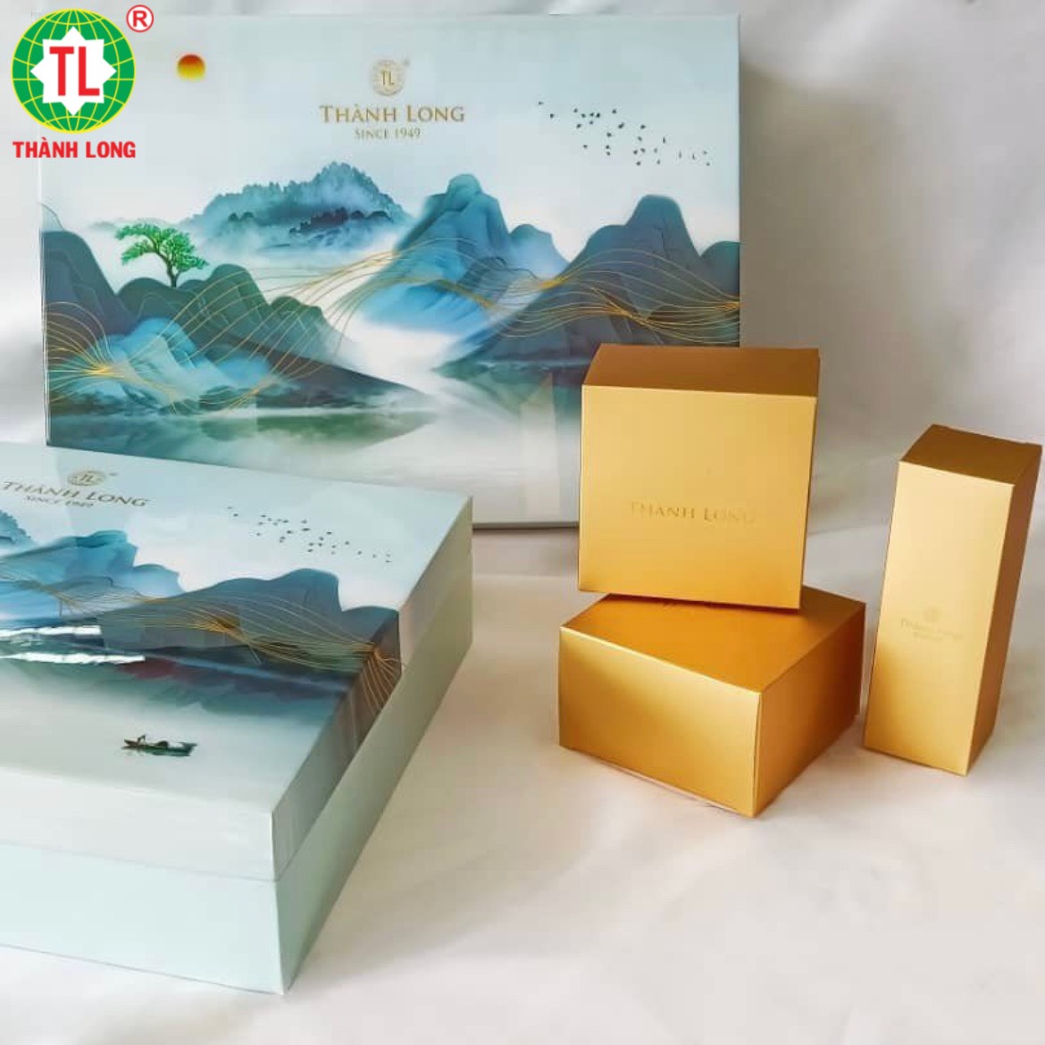 Bộ hộp Bánh trung thu cao cấp tráng gương Hoàng Kim 4 bánh 2 trứng 220g - Thành Long - 880g - tặng 1 hộp trà - VIỆT NAM