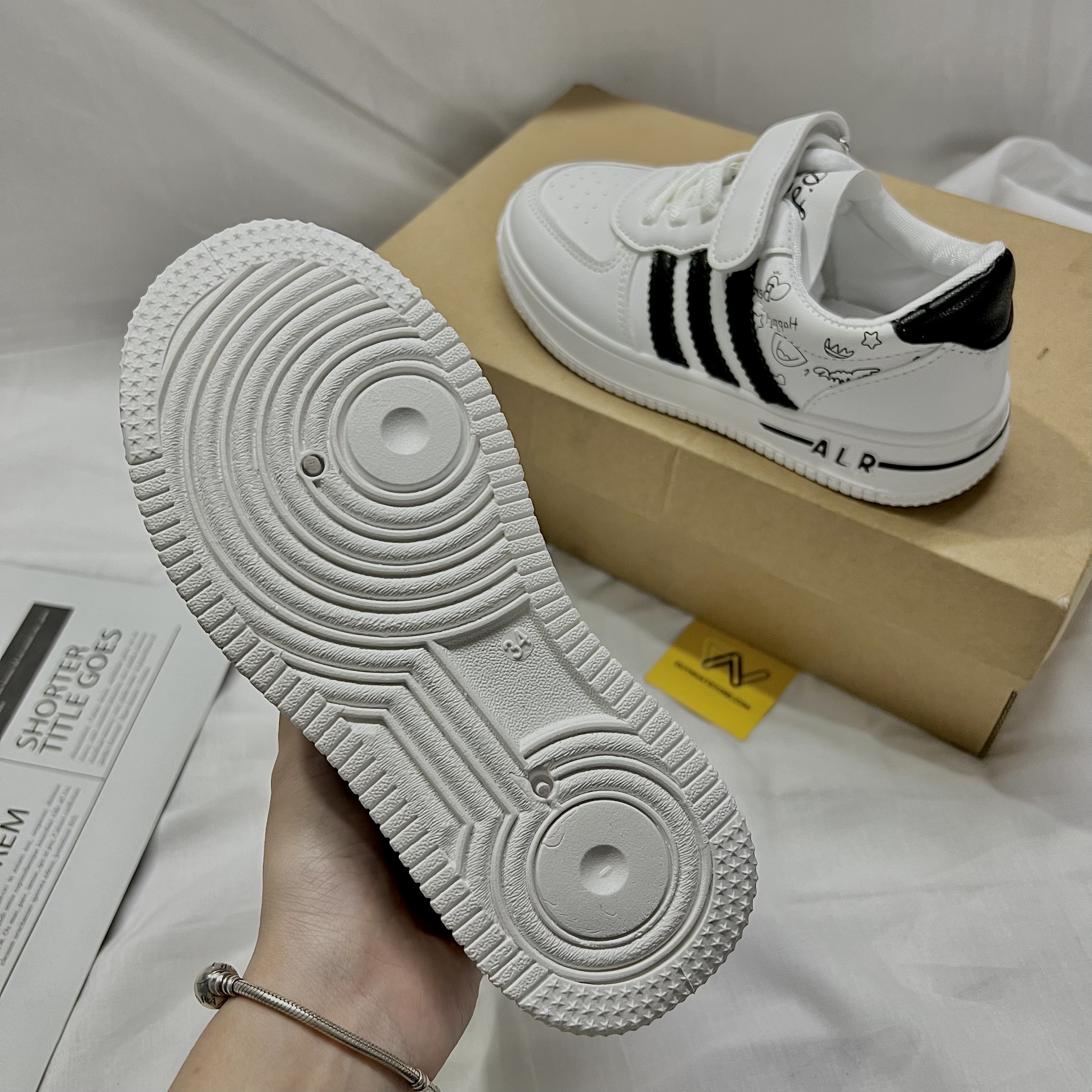 Giày Thể Thao Em Bé Gái Trai 3 Sọc Nhiều Màu Trắng Đen Đẹp Duy Nhật Store Uzzang Đẹp Êm Sneaker Bata Size Lớn Dán Dây