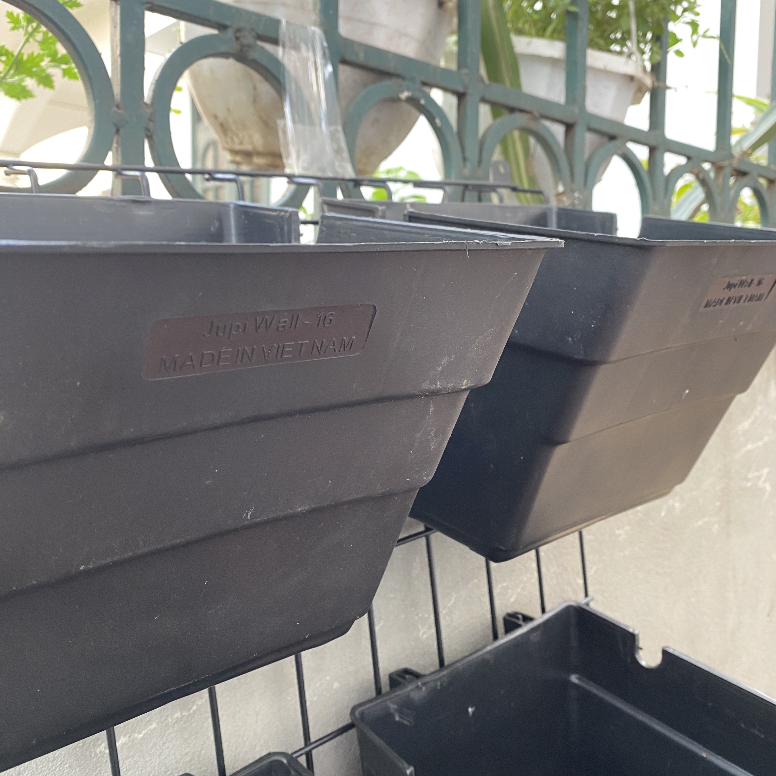 Bộ 1m2 vườn tường : Chậu Kích thước lớn, khung thép, tùy biến vị trí chậu, dễ lắp đặt, Phù hợp trồng rau sạch, cây hoa lớn.