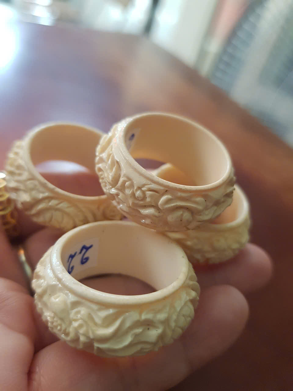 Nhẫn Nam Giả Ngà hay Xương Mỹ Nghệ Chạm Rồng Nổi Lượn Bản tròn Ni 22mm Cao 13mm Dầy 5mm màu trắng Dành Cho Các Anh Nam đeo nhẫn ngón tay cái hay bất kỳ ngón tay nào ni lọt vừa tay là 22mm rẻ vẫn đẹp như thường ạ