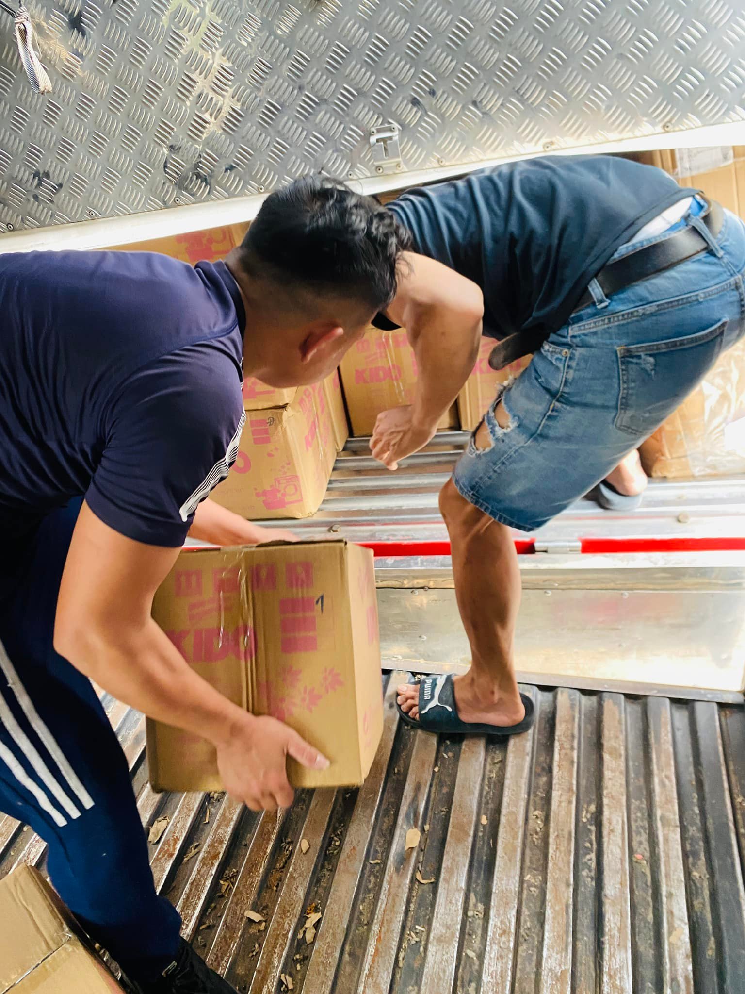 Nước Giặt Xả KiDo Lưu Hương Comfor Đen 10l Sạch Hoàn Hảo Không Mùi Ẩm Mốc