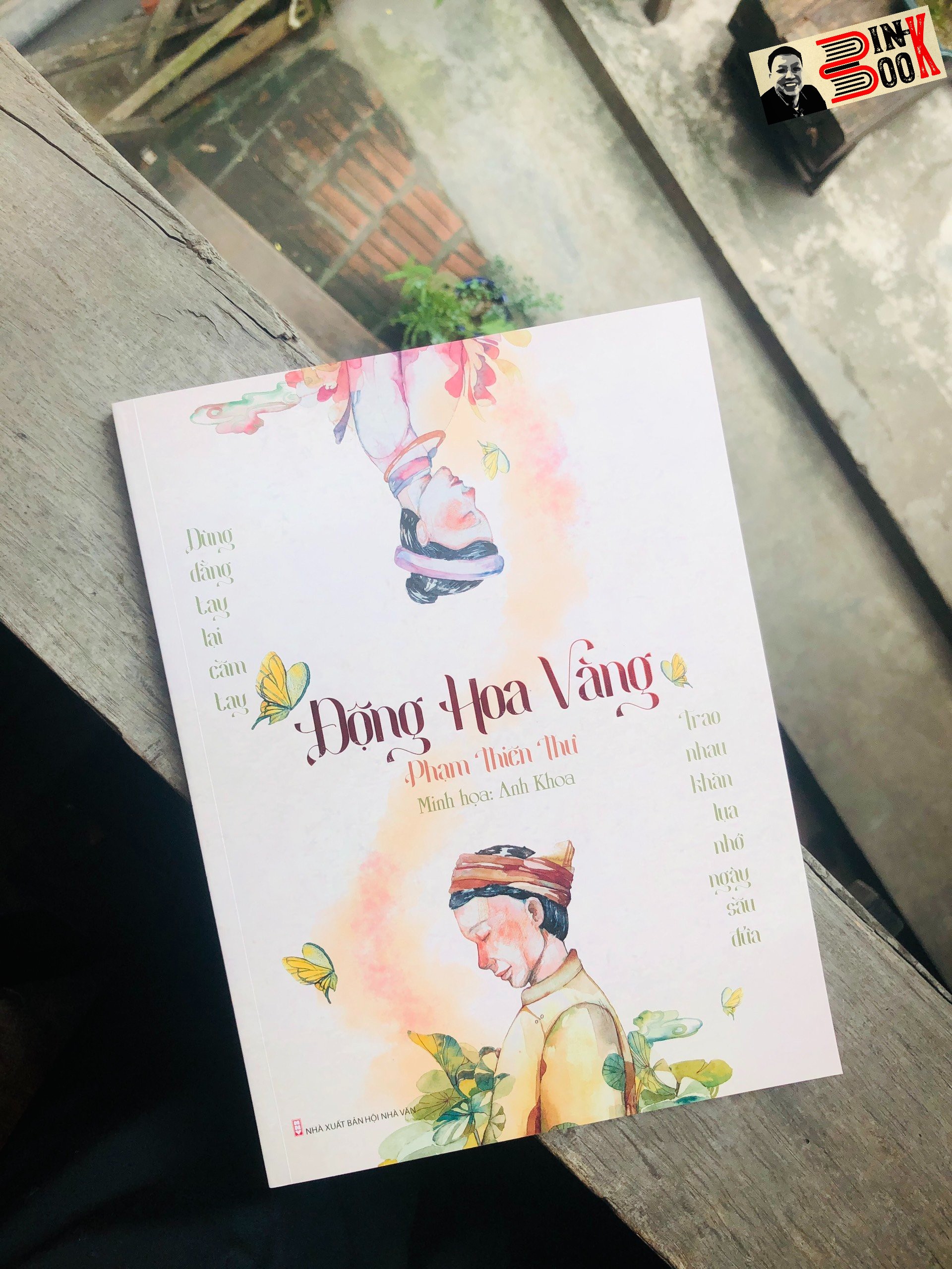 [Bìa giấy mỹ thuật in màu  có minh hoạ 100 cuốn ] (Có đai sách, tặng kèm postcard) ĐỘNG HOA VÀNG - Phạm Thiên Thư - Anh Khoa minh hoạ  – Tri Thức Trẻ  – Hội Nhà Văn