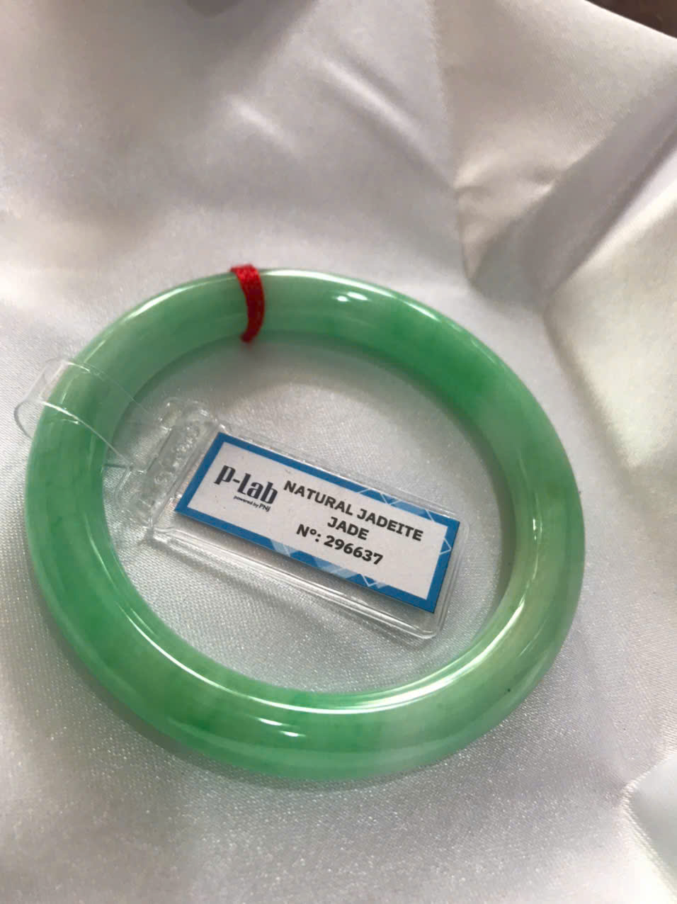 Chiếc Vòng Tay Đá Ngọc Cẩm Thạch Tự Nhiên Vip Lý Đẹp Ni 53mm x chột 8,2mm kiểm định kèm giấy chứng nhận P Lab Ni 296637 Màu Xanh Lý Tươi trắng xanh nhẹ bóng mượt sịn sang nữ 52kg - 60kg đeo ạ