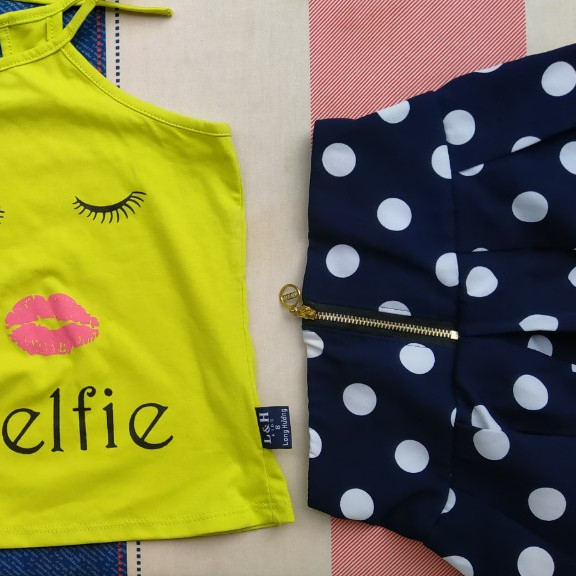 Set đồ bé gái gồm áo yếm thun cotton phối váy kate lụa xanh chấm bi trắng có quần bên trong