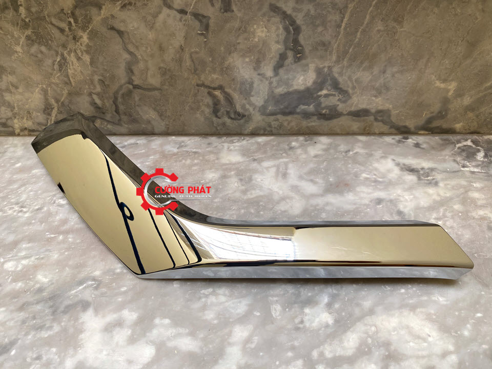 Nẹp mạ cản trước dưới Mitsubishi Pajero Sport 2018-2024 6407A153, 6407A154