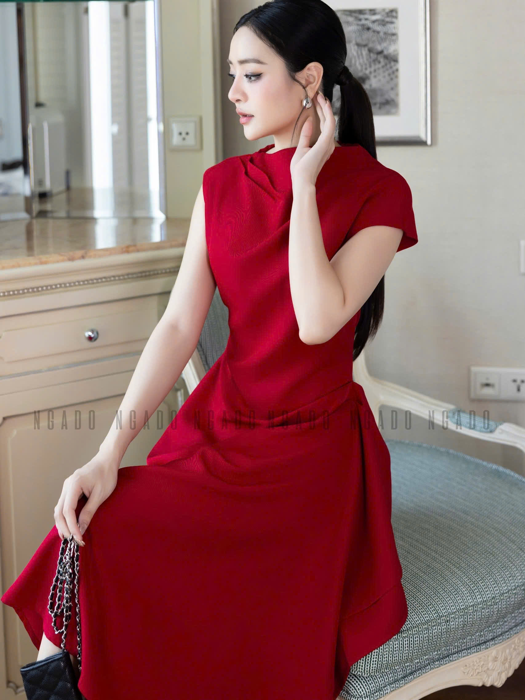 Đầm đỏ cổ cao vạt xéo NGADO