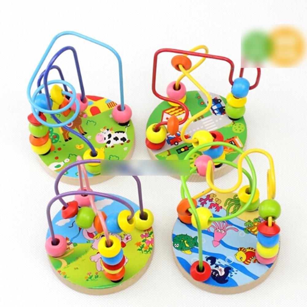 Luồn hạt mê cung giúp bé phát triển trí tuệ, nhận biết màu sắc, phát triển kỹ năng cầm nắm cơ bản.