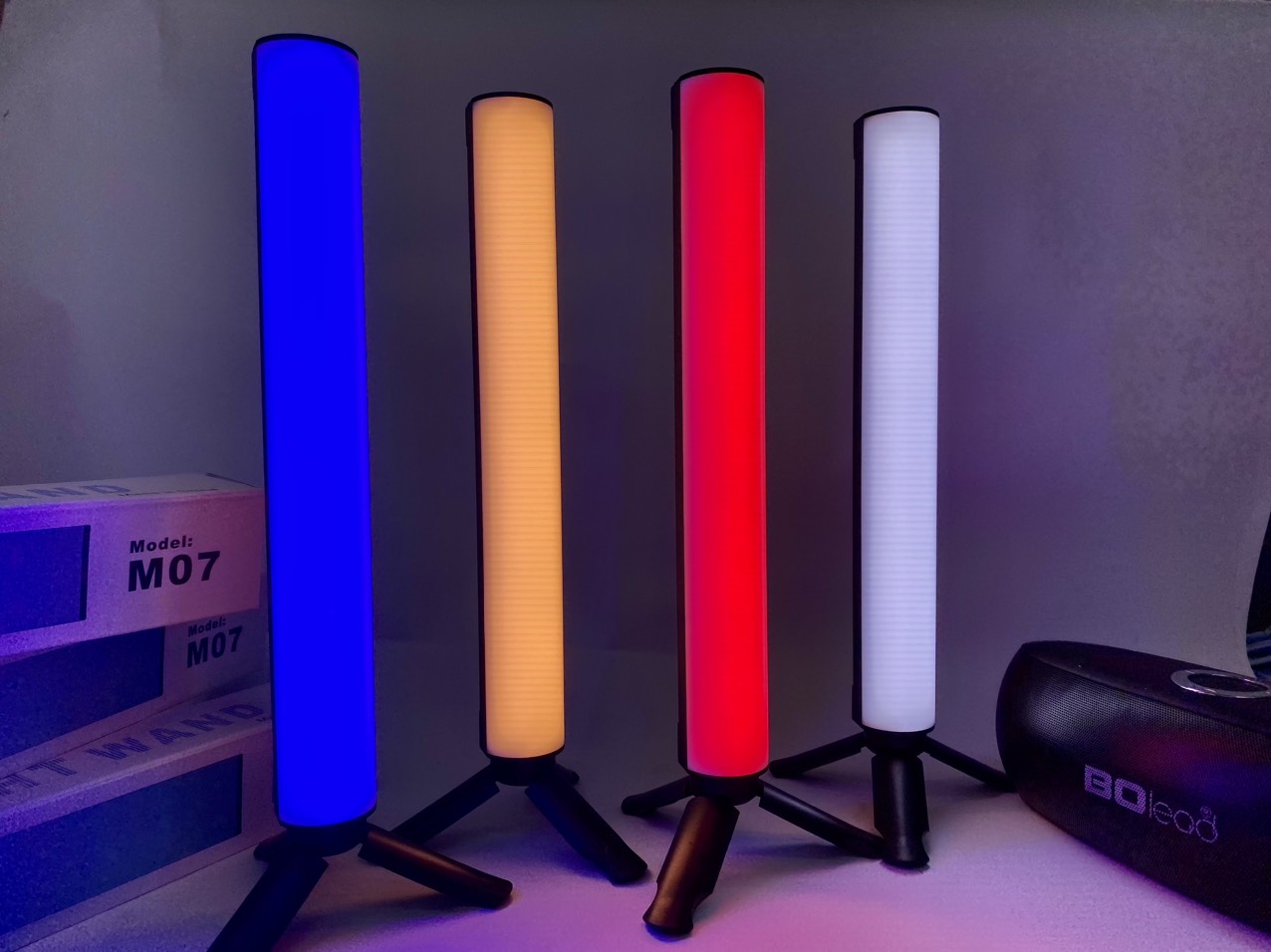 Thanh Đèn led nhấp nháy theo nhạc cảm biến âm thanh MTMAX M07 studio cầm tay RGB màn Hình Lcd Có Thể Sạc Lại Kèm Giá Đỡ Đứng