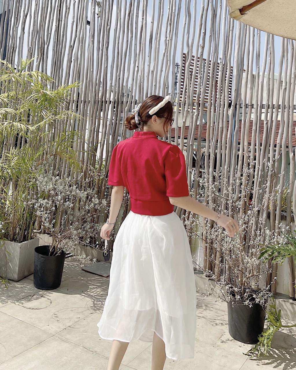 SET ÁO ĐỎ KẾT NÚT + CHÂN VÁY TƠ TRẮNG