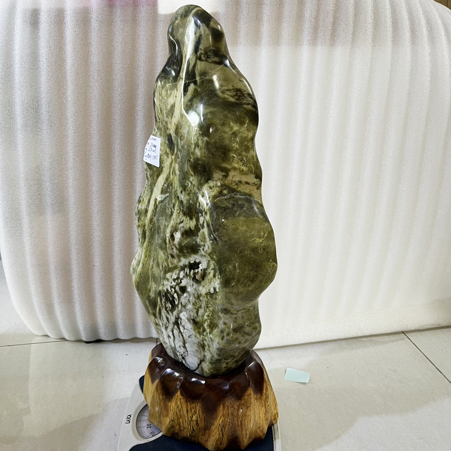 Đá phong thủy tự nhiên serpentine màu xanh cao 64cm nặng 24 kg đá ngọc cho mệnh Hỏa và Mộc