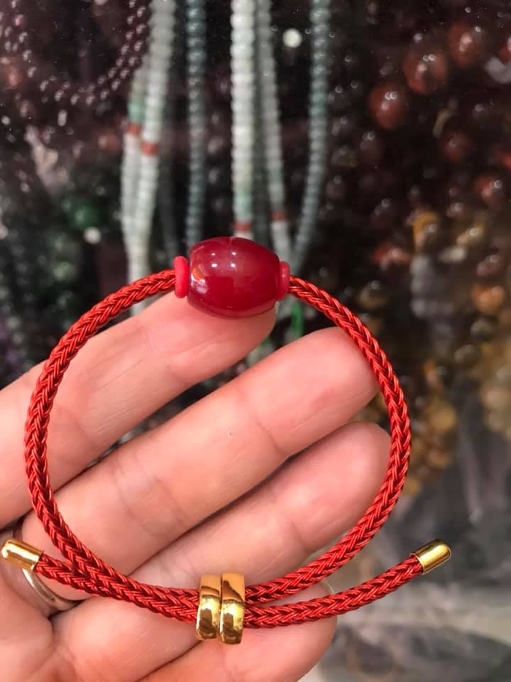 CHIẾC VÒNG TAY MẮN MẮN LU THỐNG ĐỎ ĐỎ ĐẬM TRÒN HẠT TO ĐẬM ĐẸP CHẤT LIỆU ĐÁ MÃ NÃO DÂY ĐỎ DÂY ĐEN CÓ KHOEN MỚI CHỈNH THEO TAY HỢP MỆNH HỎA MỆNH THỔ Ạ
