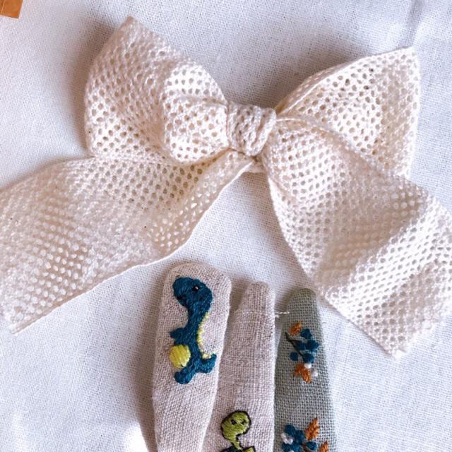 Scrunchies và kẹp linen thêu và kẹp ren