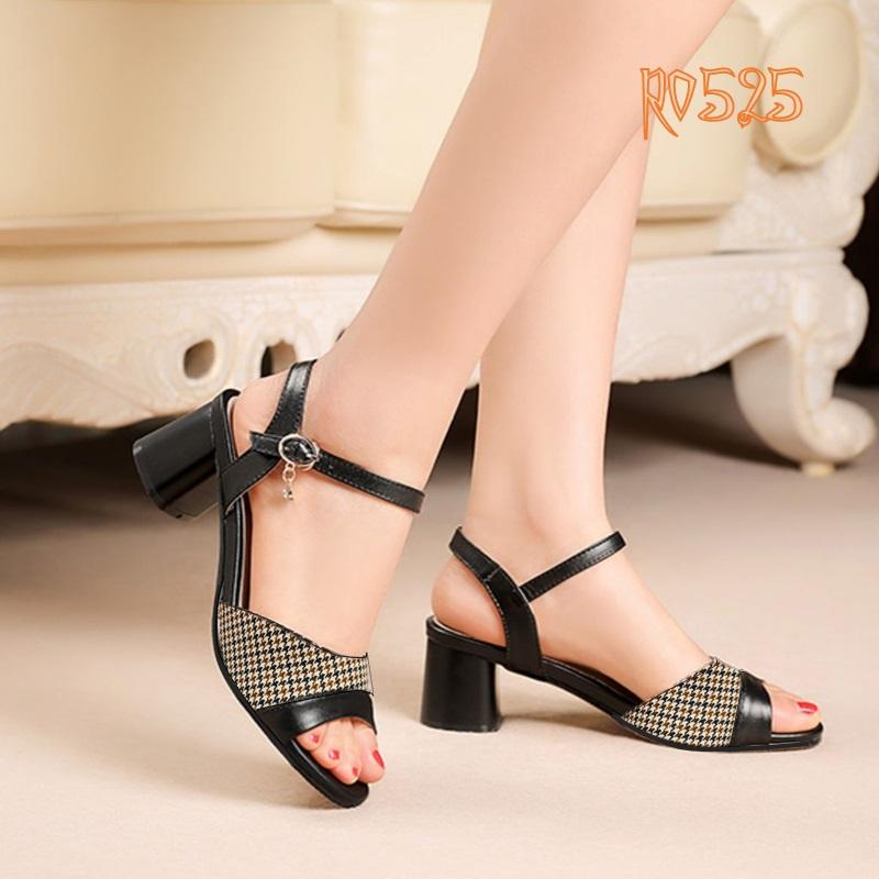 Giày sandal nữ cao gót 5 phân hàng hiệu rosata hai màu đen đỏ ro525