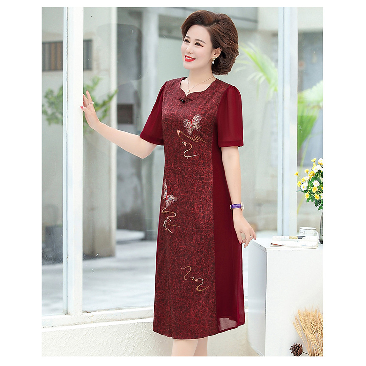 Đầm trung niên quý bà dành cho các mẹ hoẹ tiết thêu hình bướm