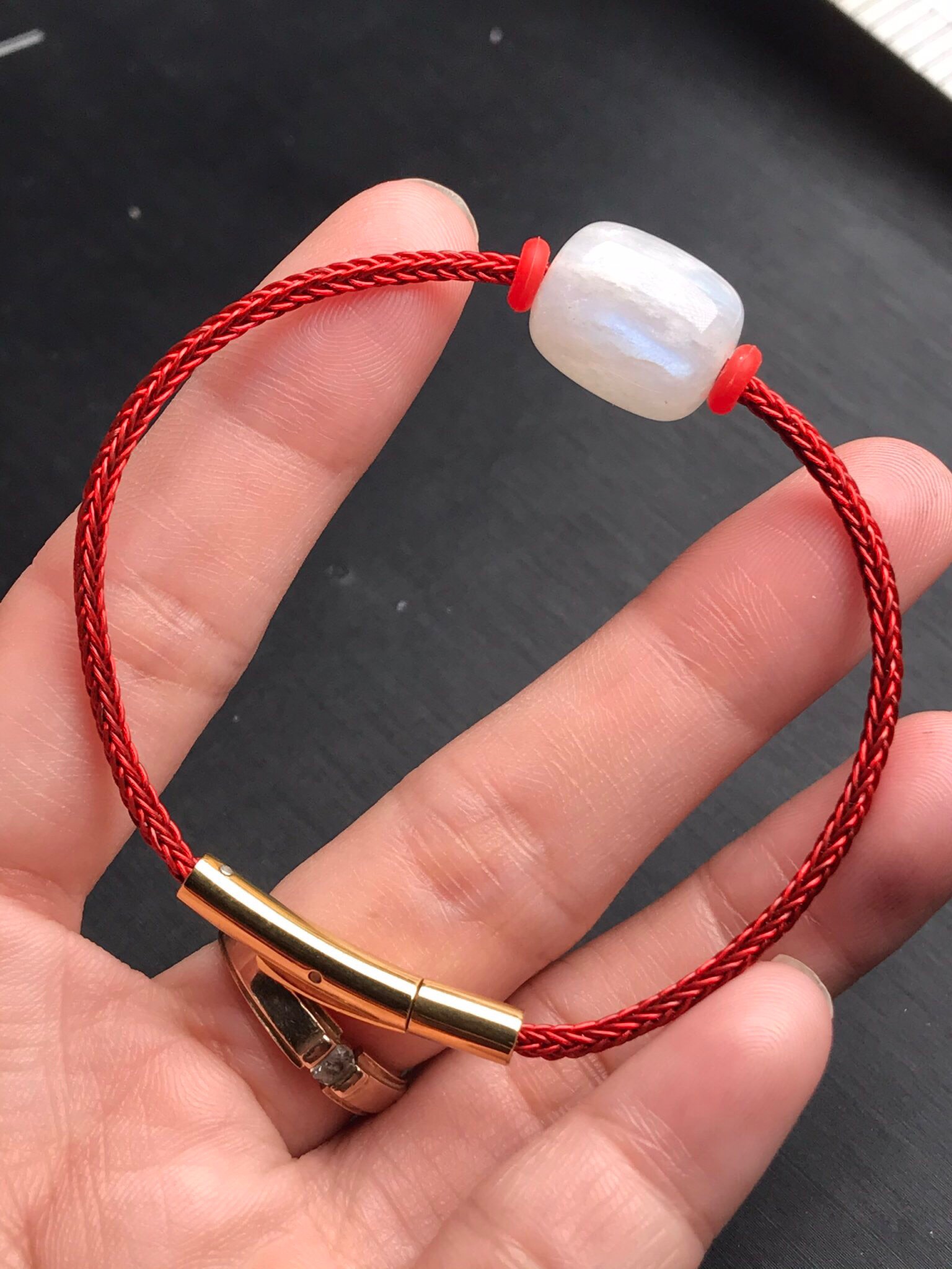 Vòng tay lu thống đá mặt trăng dây lõi thép 2 mm ko thấm nước chốt khoá đinh rất chắc chắn