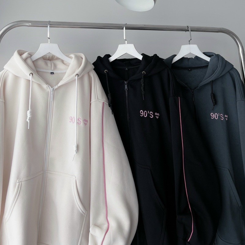 Áo khoác hoodie Nam Nữ khóa kéo thêu hình tim 90 S siêu dễ thương chạy line y hình, Áo khoác thêu 90 's nón rộng 2 lớp, form rộng 75kg.dây kéo phao ,vải tay phòng.chạy mí viền nhỏ sọc tay chất nỉ cao cấp chống nắng giữ ấm cực tốt (Ảnh shop tự chụp)