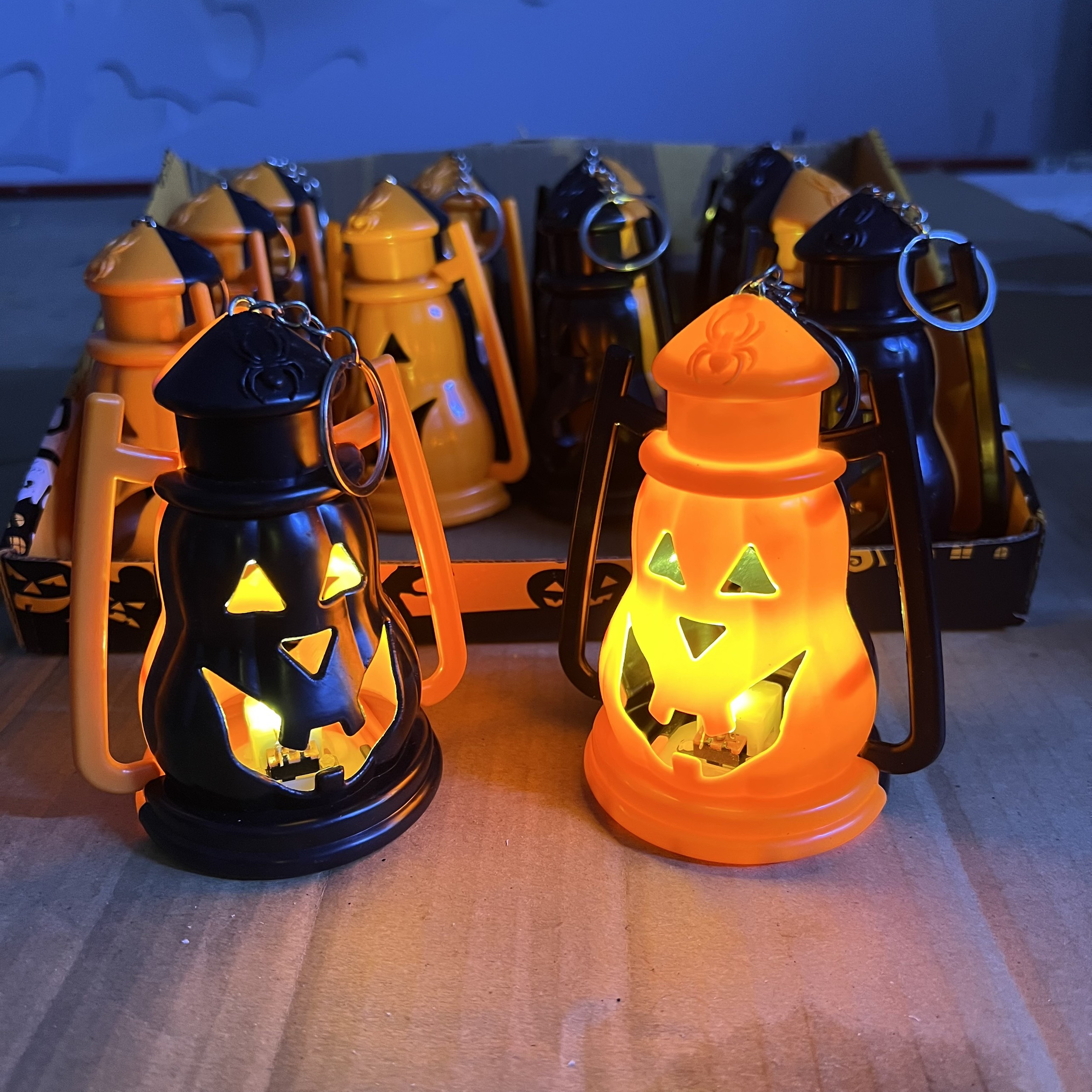 Đèn bão bí ngô màu cam đen có móc treo trang trí Halloween lắp sẵn pin cao 12cm